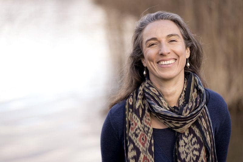 Vivian Dittmar hat unsere Seminarinhalte vor allem von Modul 2 sehr inspiriert und wir sind sehr dankbar über ihre übersichtliche und anwendabre Forschung im Bereich von Gefühlen, Bedürfnissen und Beziehungskompetenz! Es lohnt sich, ihre Webseite zu besuchen, da findet ihr noch viele Videos und Übungen und Entladungsräumezur Vertiefung.